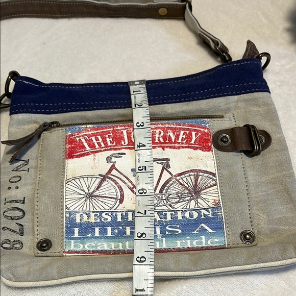 Vintage-Inspired Blue and Tan Crossbody Bag - Picture 5 of 8